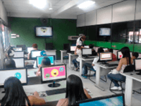 Sala com alunos sentados em frente aos computadores - Foto Ampliada após passar o mouse