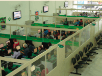 Sala de aula com computador e corredor ao lado, foto tirada do alto - Foto Ampliada após passar o mouse